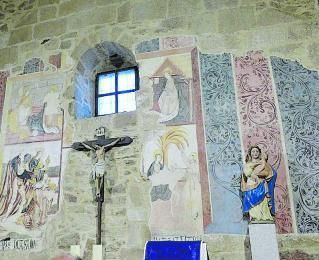 Vista general de las pinturas en el muro testero del altar mayor en Badilla.