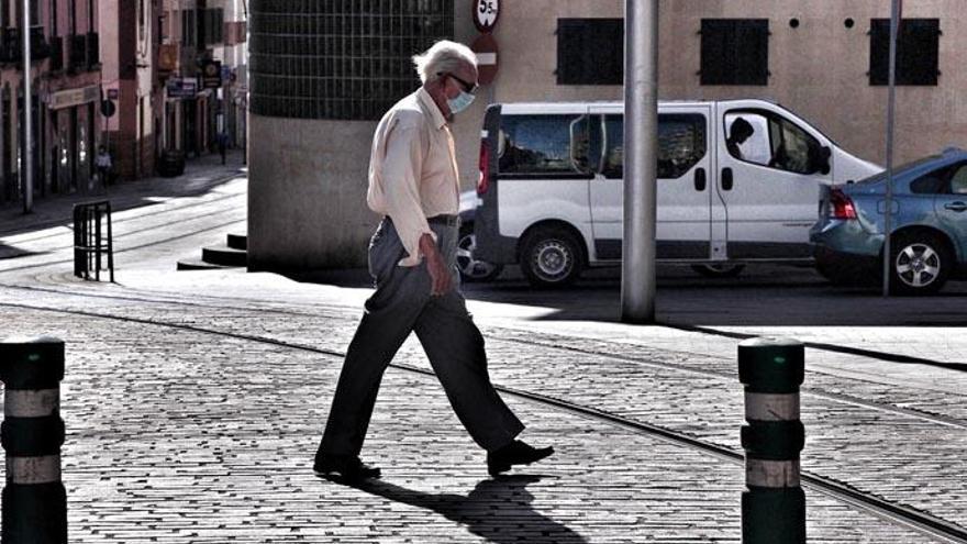 Un hombre pasea cerca de las vías del tranvía en Santa Cruz de Tenerife.