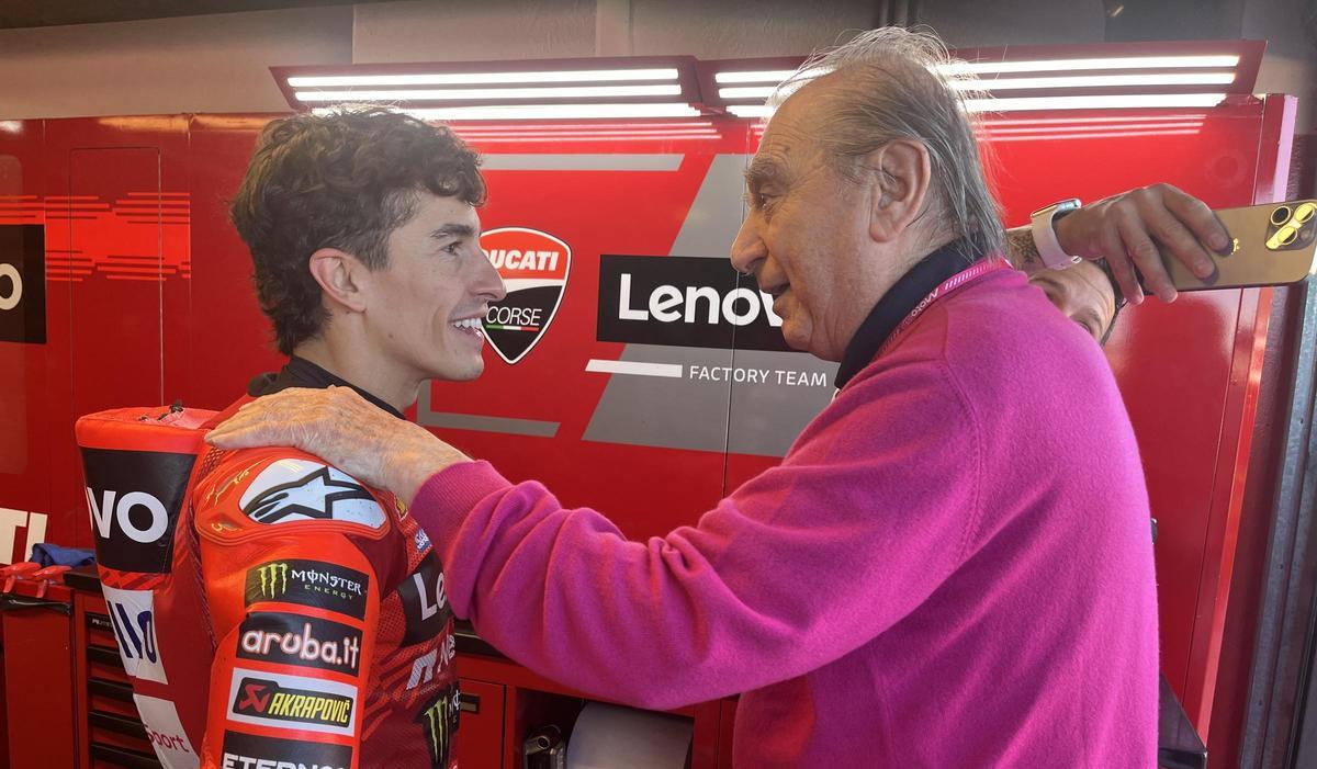 Marc Márquez charla con el doctor Costa, hoy, en el boxe del equipo Lenovo Ducati, en Misano.
