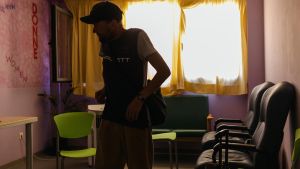 Uno de los residentes del centro de acogida Puerta Bonita, en Madrid, el año pasado. 