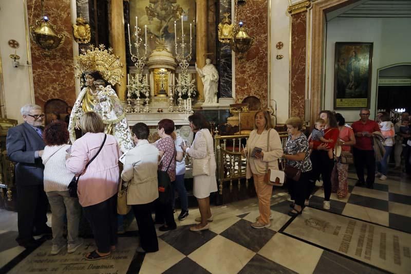 Besamanos en la Plaza de la Virgen