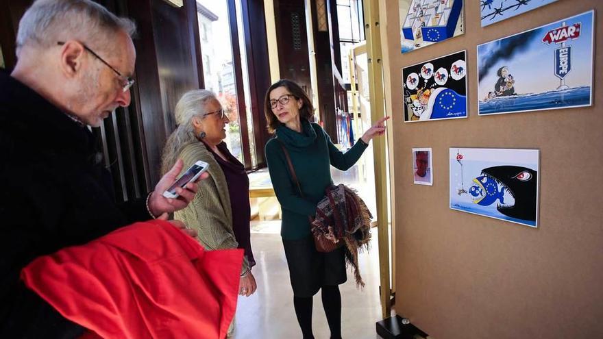 Mercedes González -en el centro de la foto-, durante la inauguración de la muestra, junto a Ángeles Juanco y Fernando Albuerne.