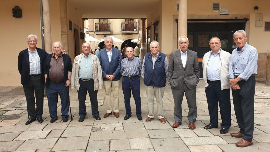 Por la izquierda, Joaquín Alperi, Honorio Fernández, Fernando Miguel, Silvino Fernández, José Manuel Granda, Ángel González, José Manuel Álvarez, Carlos González y Francisco Alperi, ayer, en la plaza del Fontán, durante el reencuentro de la promoción de 1958 de la Escuela de Aprendices de La Vega. | L. B.