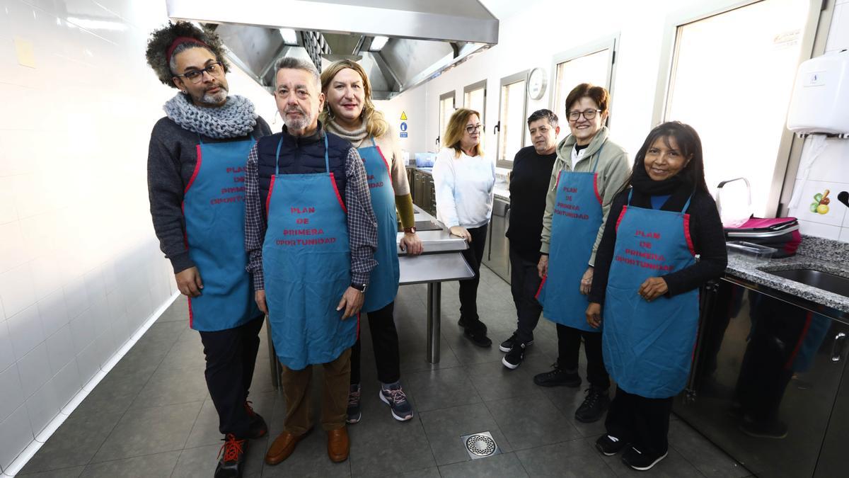 Los asistentes al taller de cocina del plan de primera oportunidad del Ayuntamiento de Zaragoza posan antes de comenzar a elaborar sus platos