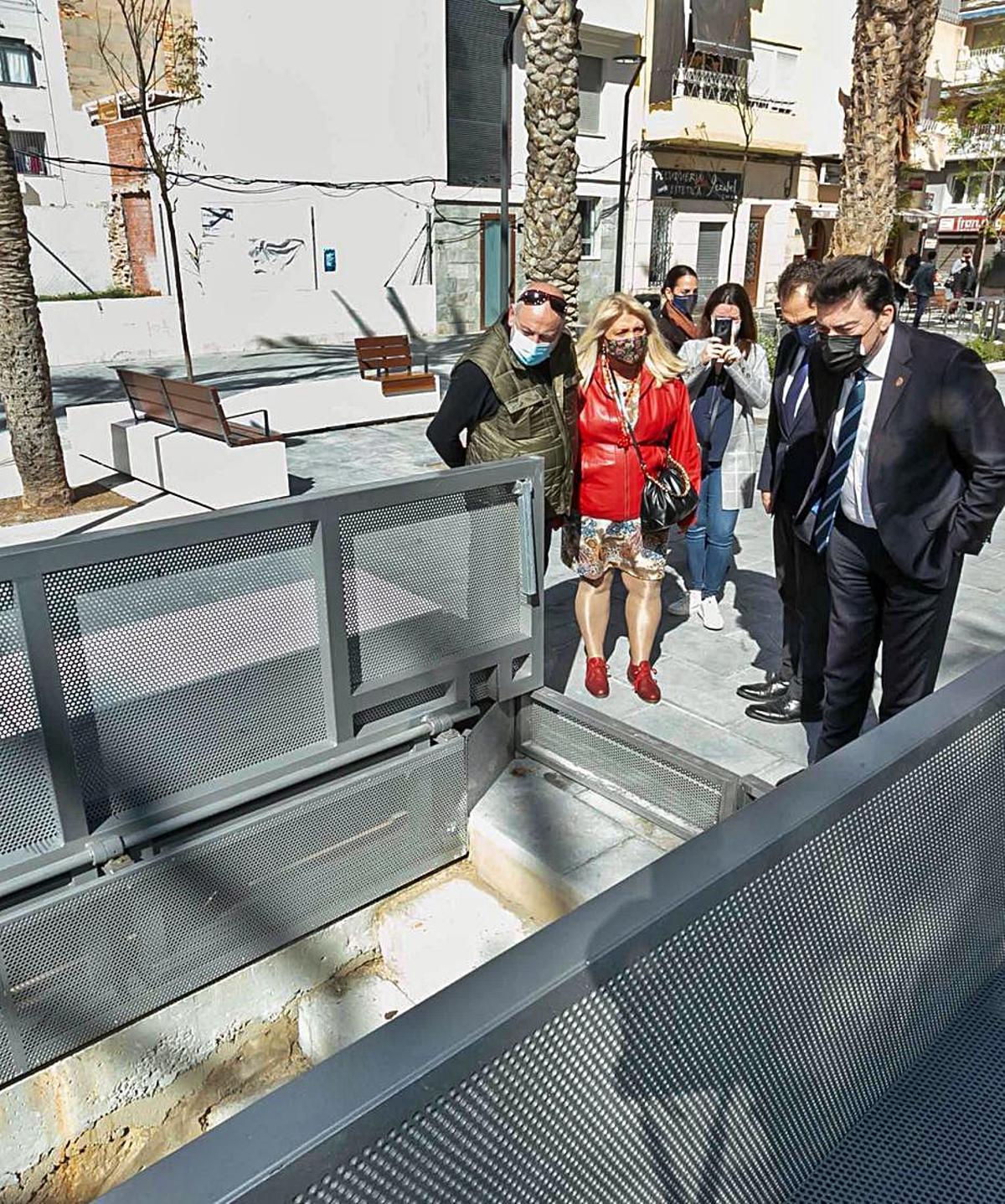 El refugio de la Fábrica de Tabacos es, hasta ahora, el más peculiar de todos, al ser originalmente un horno. A la derecha, el refugio bajo el paseo de General Marvá, el más bajo.  | ALEX DOMÍNGUEZ