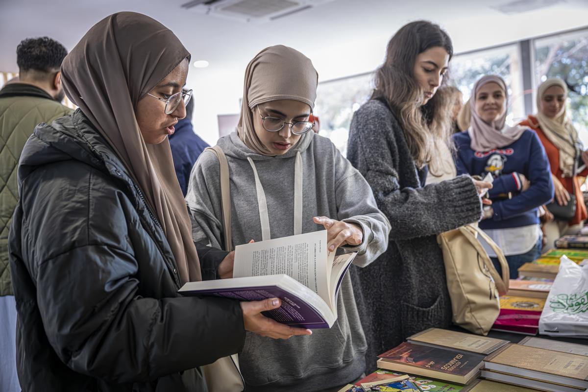 Un grupo de chicas consulta los libros disponibles en el congreso sobre jóvenes, islam e identidad.
