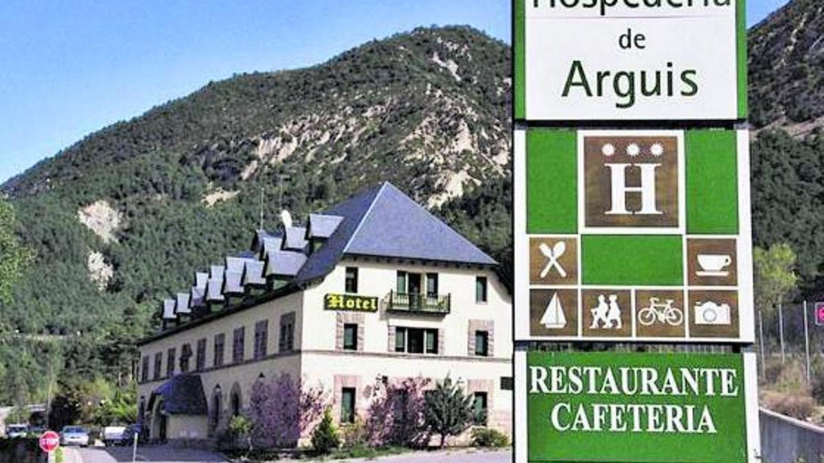 A orillas del pantano 8 Edificio de la antigua hospedería de Arguis, con cuatro plantas y en desuso.  | EL PERIÓDICO
