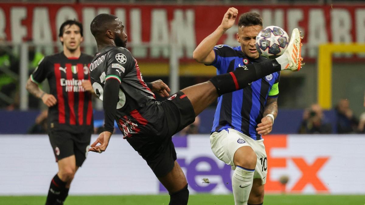 Fikayo Tomori, en acción ante Lautaro Martínez durante el Milan - Inter