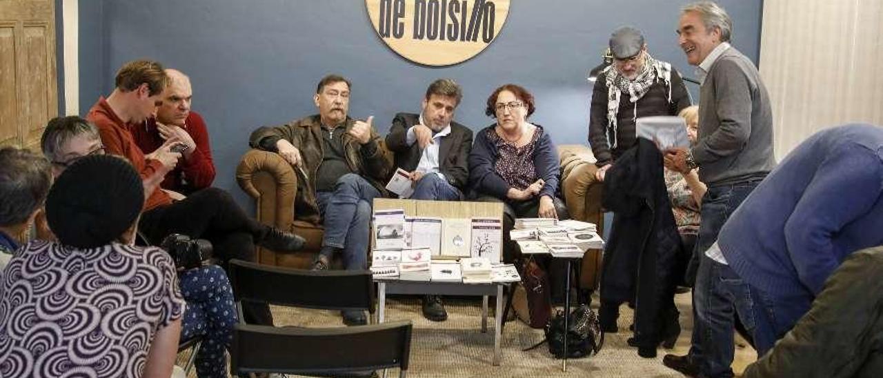 Algunos de los poetas &quot;bajamaristas&quot; que leyeron ayer en la Librería de Bolsillo.