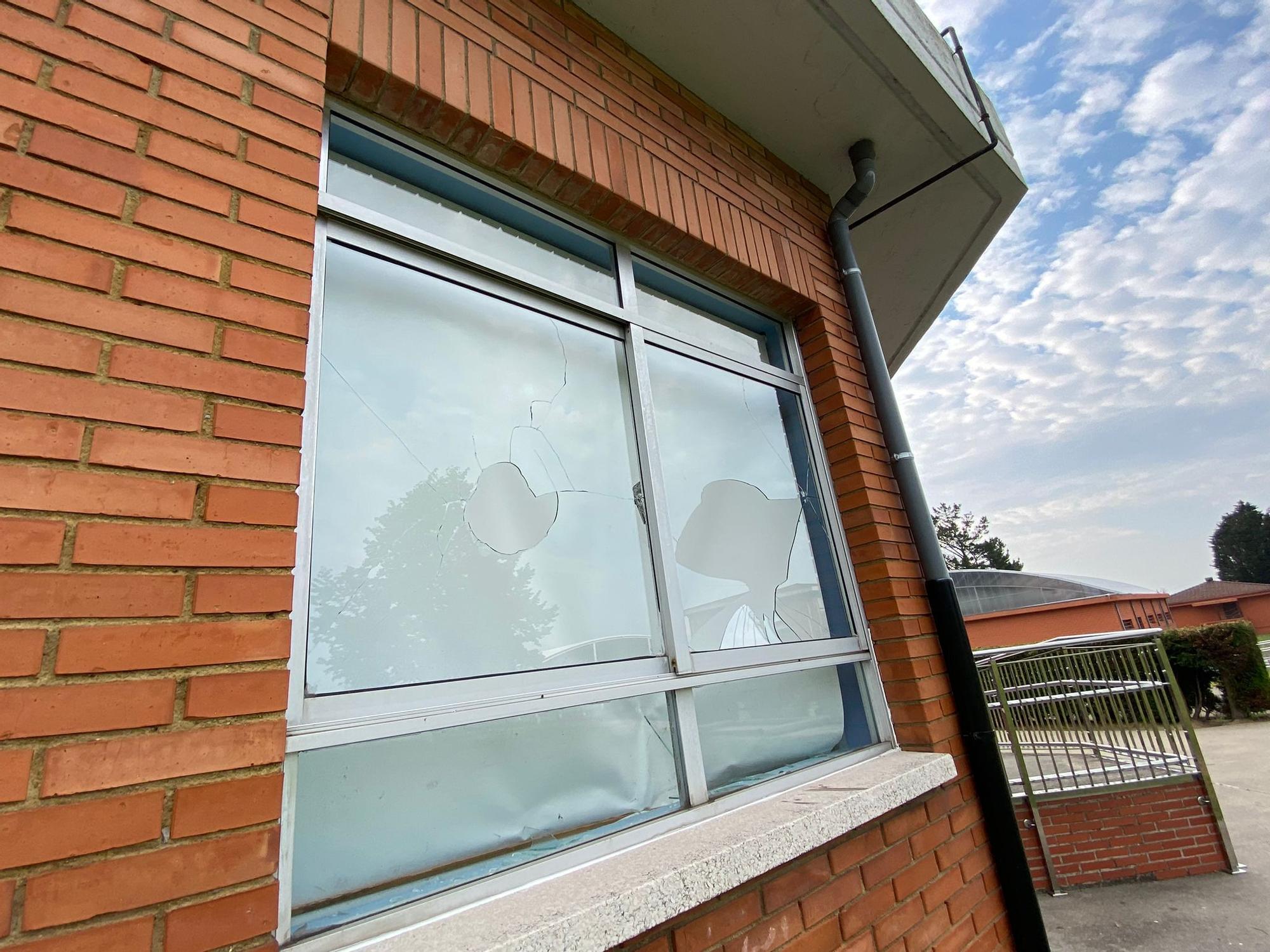 Destrozan a pedradas los cristales de las ventanas del colegio de Lugo de Llanera, lleno también de pintadas e insultos en las fachadas