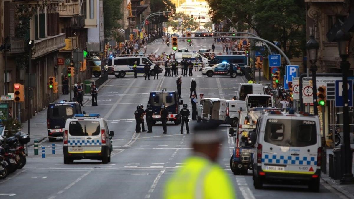 Mossos y Guardia Urbana, en la Via Laietana, cortada al tráfico.