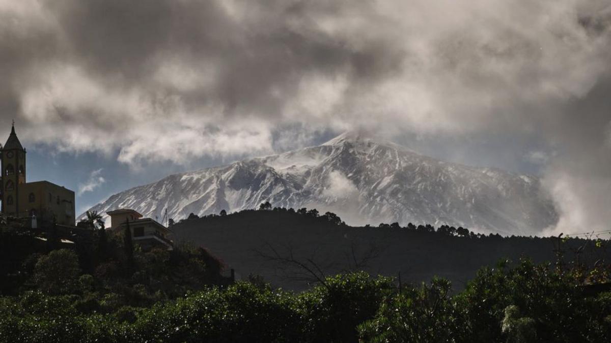 Una estampa del Teide nevado el año pasado. | | ANDRÉS GUTIÉRREZ