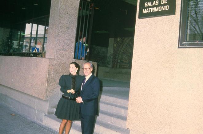 Isabel Preysler y Miguel Boyer a la salida de su boda civil en 1988