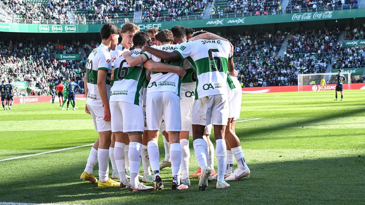 Los jugadores del Elche celebran un gol en el Martínez Valero
