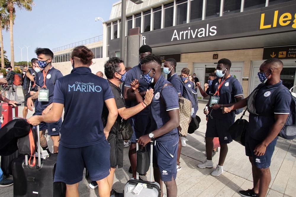 Llegada de los marinistas al aeropuerto Tenerife Sur.