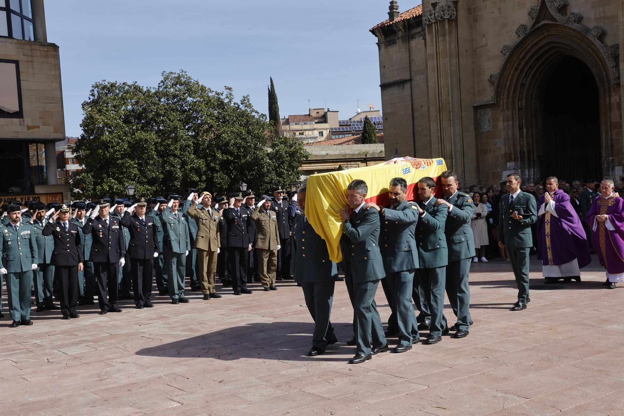 En imágenes: funeral en la catedral de Oviedo del guardia civil que evitó una masacre ciclista en Pravia