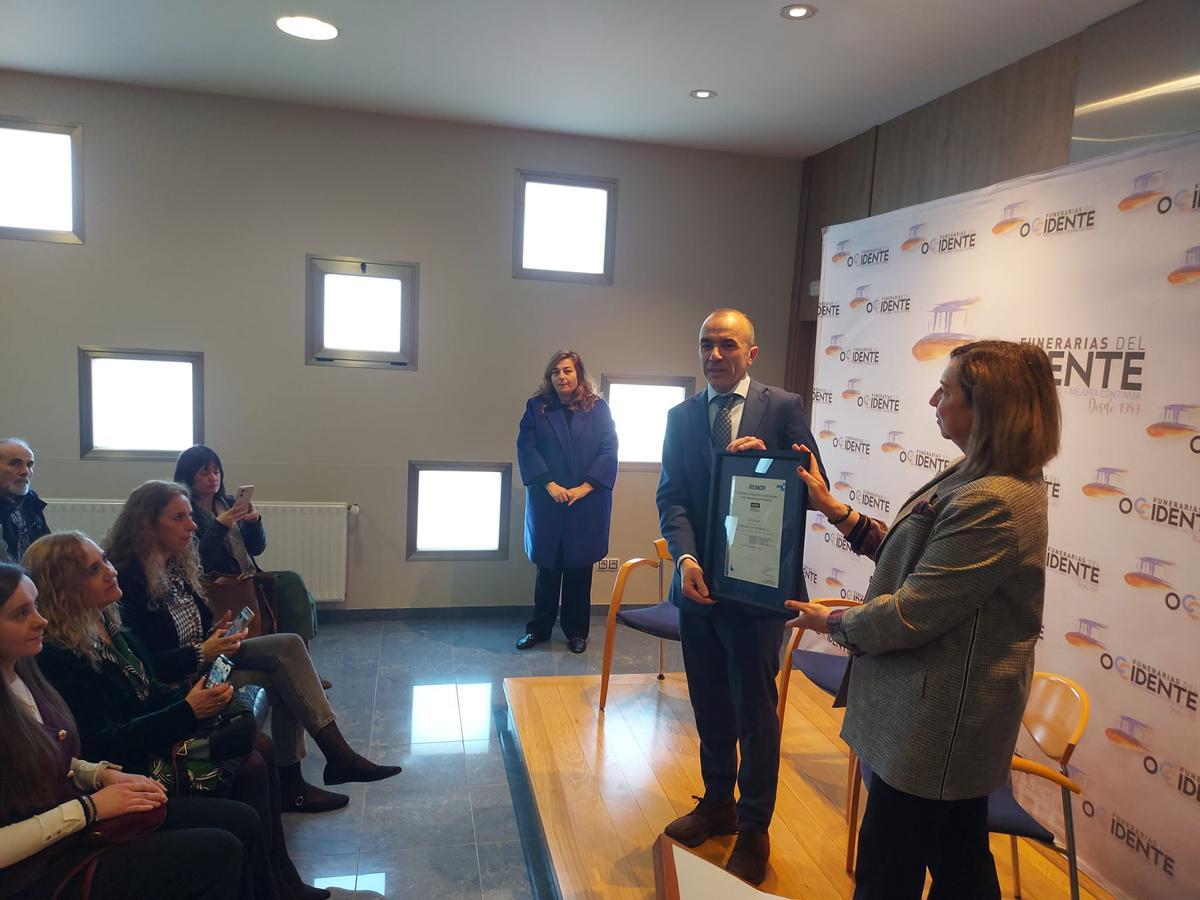 Momento de la entrega del sello.