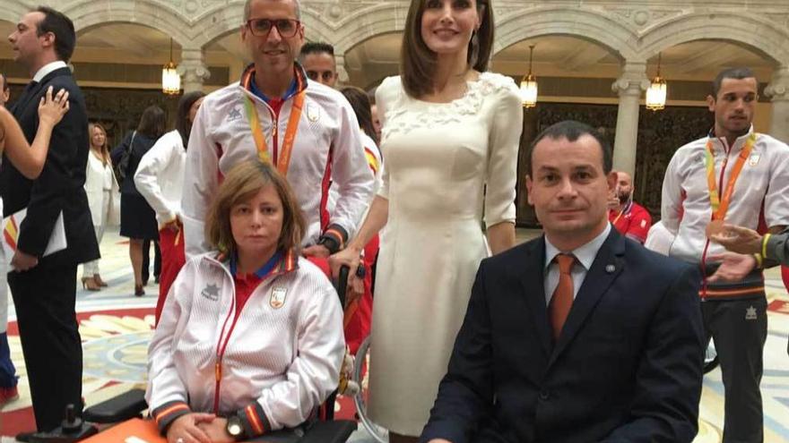 Doña Letizia posa con Alberto Suárez Laso, Liliana Oliveros y José Alberto Álvarez.