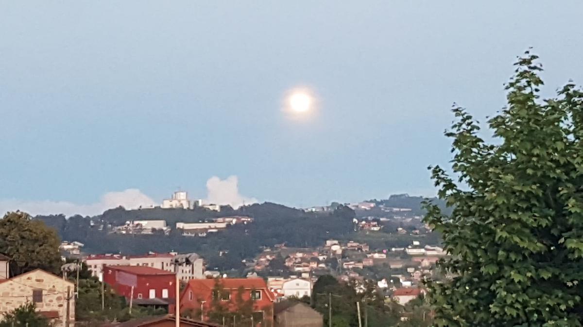 La superluna &#039;luce&#039; sobre Vigo, imagen captada desde A Salgueira.