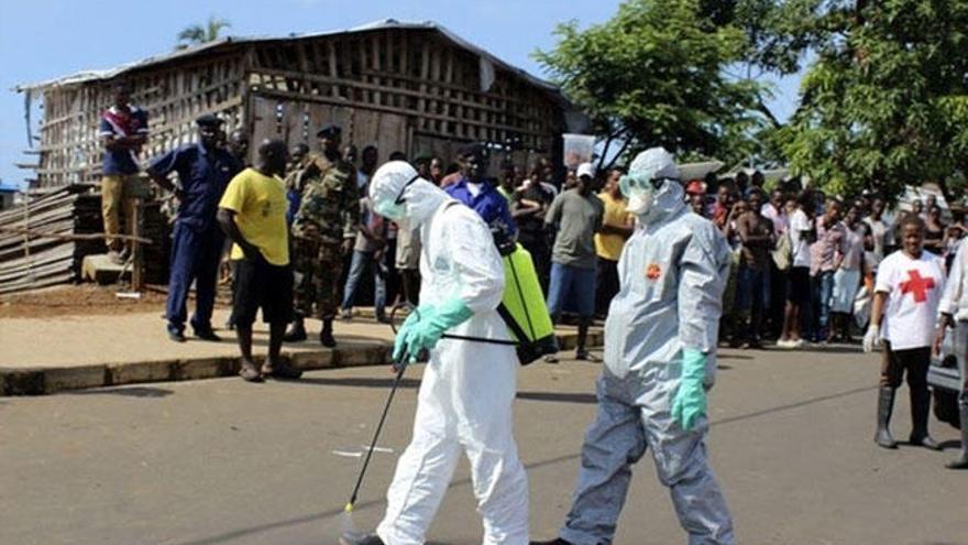 Personal sanitario, en una zona afectada por el ébola.