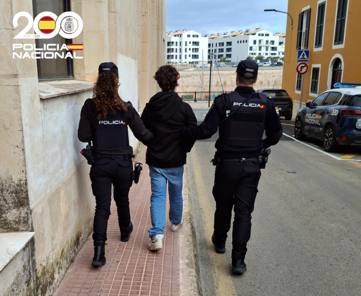 Policías trasladan al joven detenido como presunto autor de la agresión.