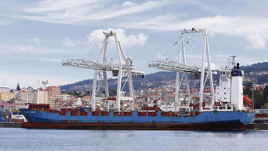 Una media de 700 contenedores por buque  |  Esta es la cantidad de Teus que descargan en Guixar los barcos fletados por Maersk como el que aparece en la imagen tomada ayer, el Asiatic Orchid. Pertenecen a la categoría denominada feeder, cargueros de unos 150 metros de eslora empleados para cubrir distancias cortas desde puertos como el de Algeciras donde recalan los gigantescos portacontenedores procedentes de todo el mundo. Precisamente es el Asiatic Orchid el mercante que el 16 de mayo hará dos escalas gallegas en su ruta desde la terminal gaditana: primero en Marín y luego en Vigo.