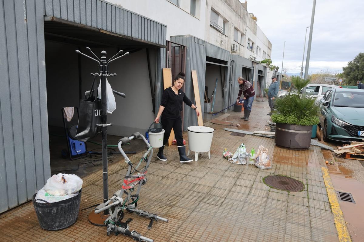 Vecinos de Cogullada limpian en barro de sus casas tras la inundación Vecinos de Cogullada limpian en barro de sus casas tras la inundación
