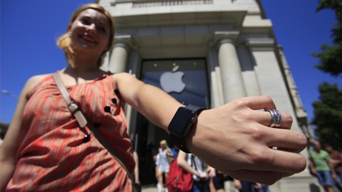 Miriam Moreno, una de las primeras compradoras del Apple Watch en Barcelona.