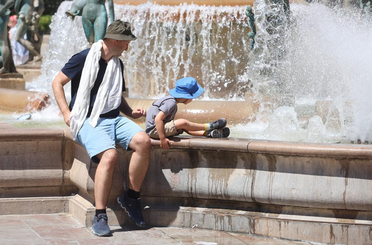 Turistas frente a una fuente en el centro de València, este verano.