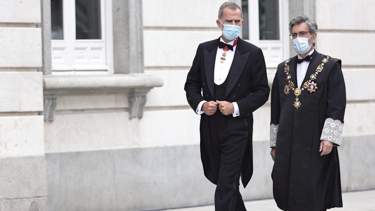 König Felipe VI. von Spanien (li.) und Carlos Lesmes , Präsident des Generalrates der Justiz, unterhalten sich vor der Zeremonie zur Eröffnung des Justizjahres.