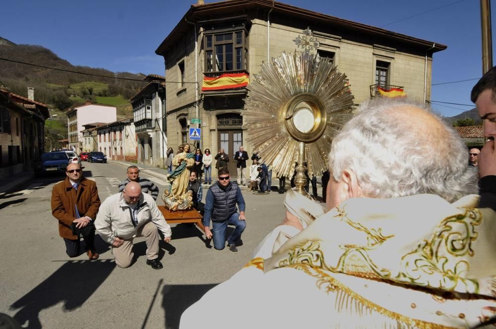 Misa y procesión de El Encuentro en Campomanes