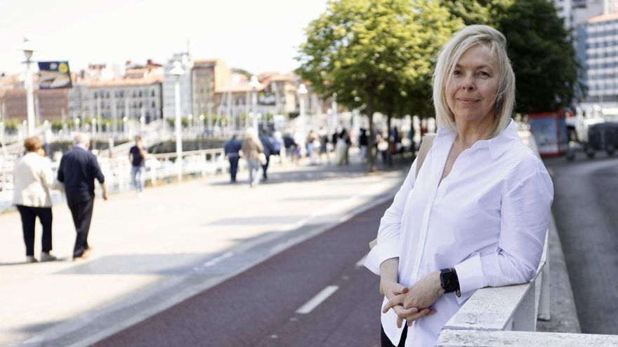 Sara Álvarez Rouco, ayer, en el paseo de Fomento, con Cimavilla al fondo. | MARCOS LEÓN
