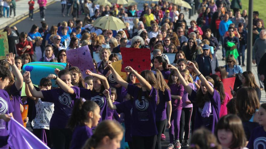 Participantes en la marcha comarcal contra la violencia de género de 2014, en Corvera. ricardo solís