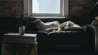 Roser Gort, experta en sueño, sobre la perdida de sueño del sofá a la cama: "Al eliminar los estímulos externos tu mente saca a la luz todo aquello que durante el día has dejado en un segundo plano"