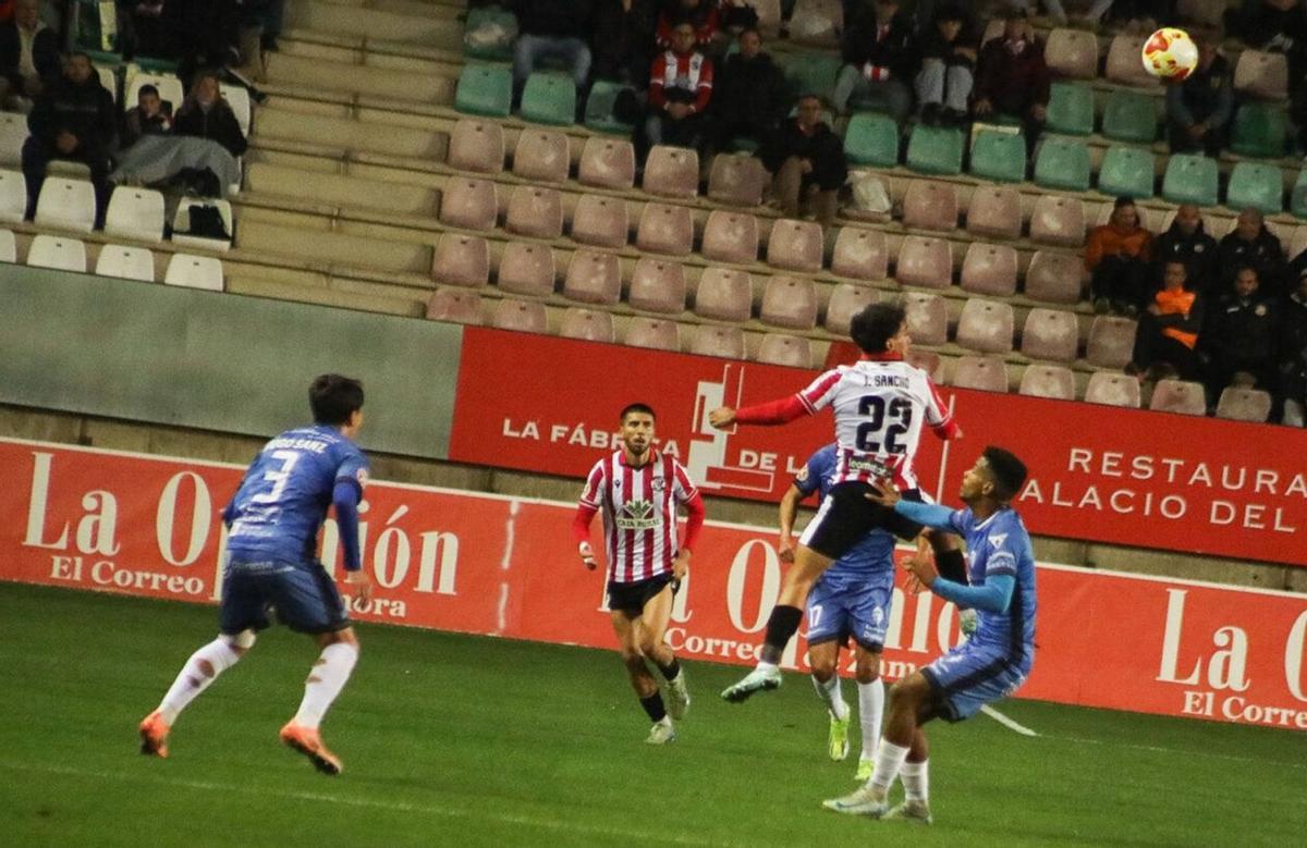 Sancho busca cabecear el esférico durante el encuentro frente al Ourense CF del pasado miércoles. | ALBA PRIETO