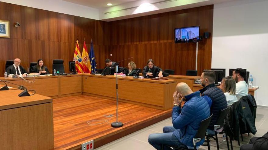 Los cuatros investigados, en el banquillo de los acusados de la Audiencia, ayer. | EL PERIÓDICO