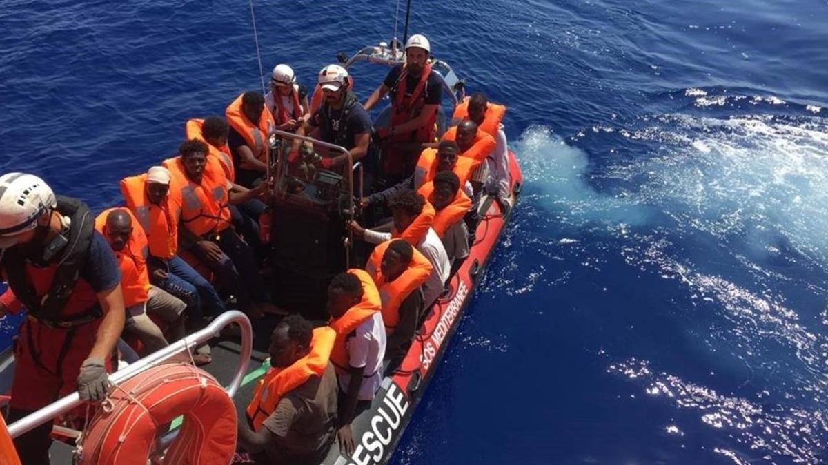 Náufragos rescatados por el 'Ocean Viking', de Médicos sin Fronteras y SOS Mediterranée.