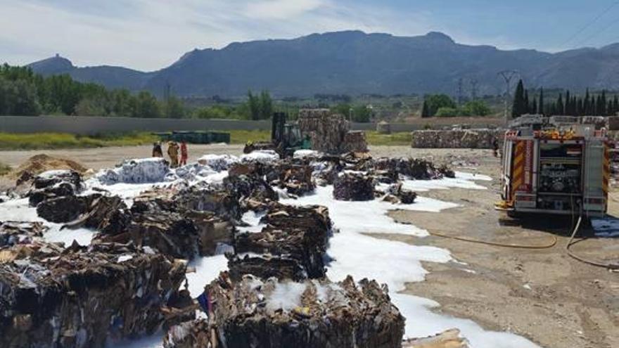 Un incendio calcina varias balas de materia prima en la Papelera