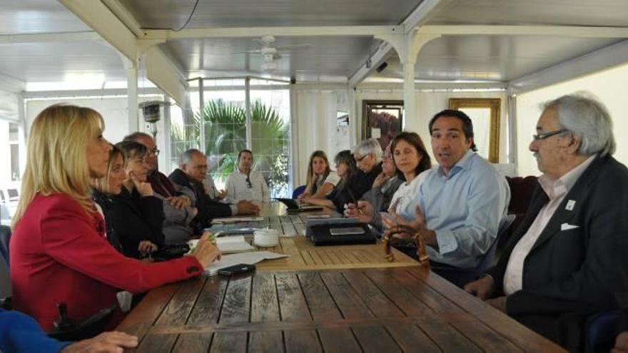 Rubén Ibáñez se reunió con asociaciones vecinales, jubilados y personas discapacitadas.