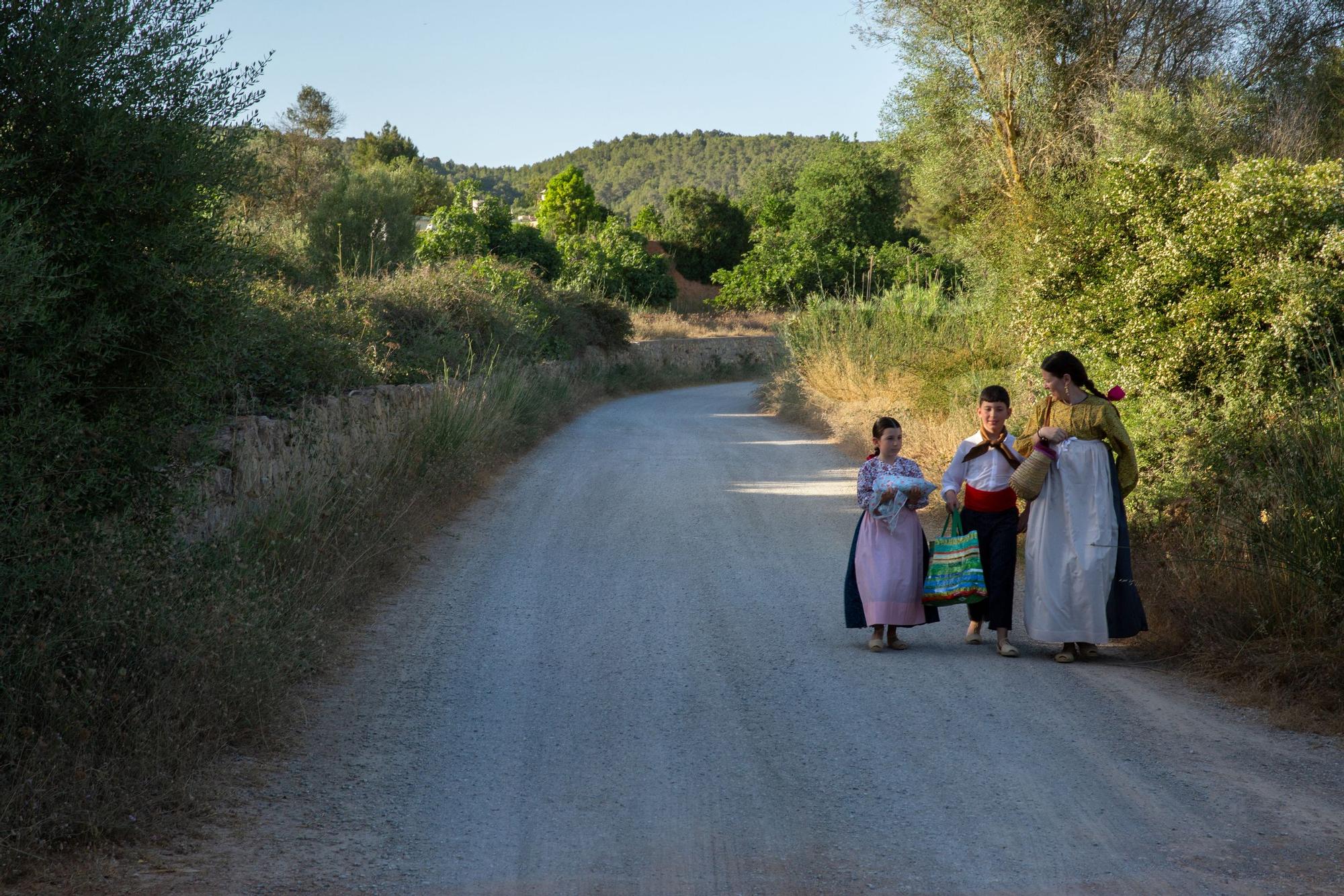 Una madre con sus dos hijos se dirige a la Ballada del Pou dels Escarabats en Buscastell