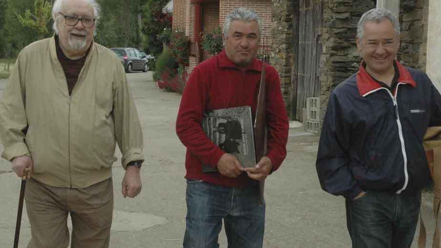 Sanz Lobato, a la izqda., en su última visita en vida a Bercianos, junto a su hijo (derecha) y el vicepresidente del Santo Entierro.