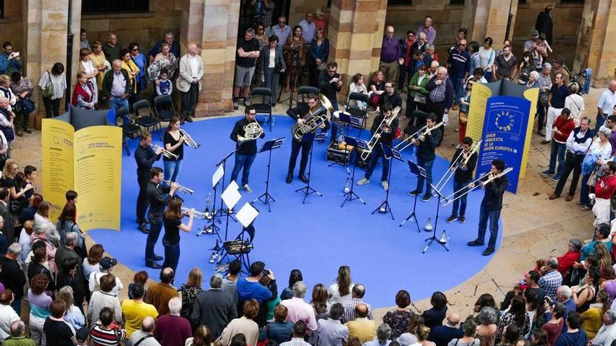 La Joven Orquesta de la Unión Europea, durante el concierto de ayer en Oviedo.