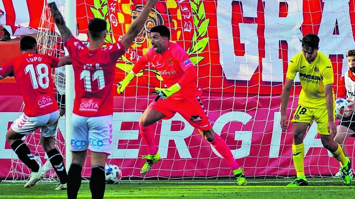 Suárez eufòric després de marcar el 2-2 en l&#039;última jugada del Nàstic-Vila-real B de dissabte.