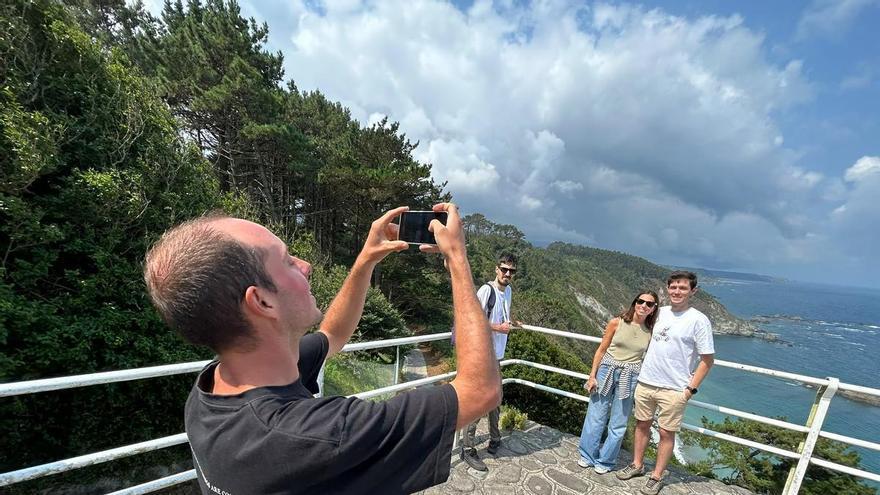 Diez kilómetros a la sombra del salitre: senderismo y fotografía más allá de las olas del Longboard Festival de Salinas