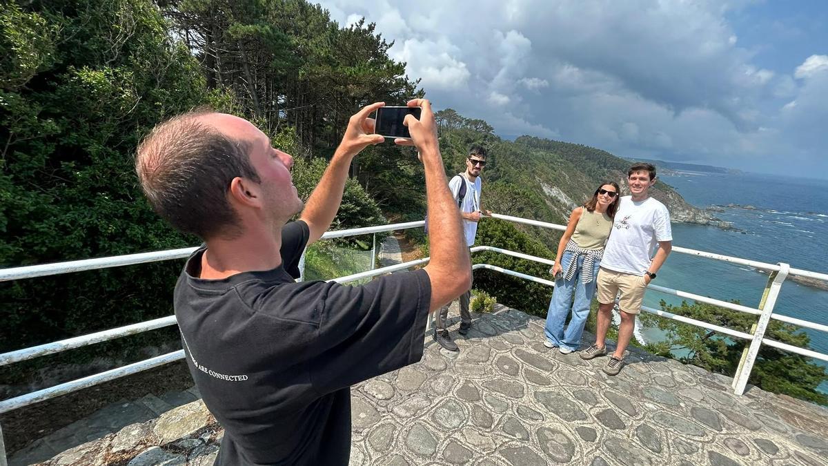 Diez kilómetros a la sombra del salitre: senderismo y fotografía más allá de las olas del Longboard Festival de Salinas