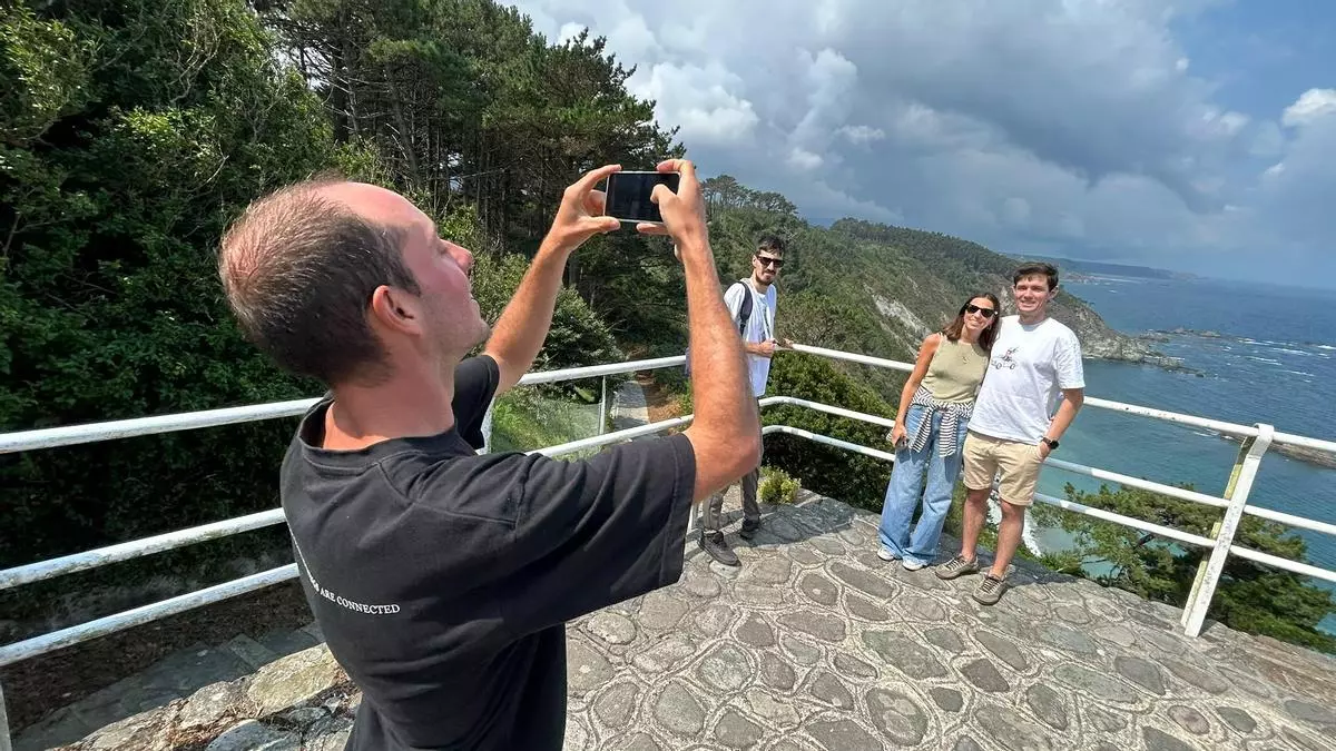 Diez kilómetros a la sombra del salitre: senderismo y fotografía más allá de las olas del Longboard Festival de Salinas