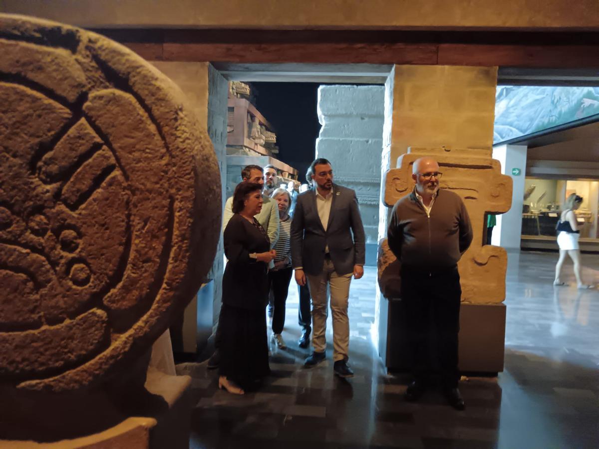 Barbón, en el centro, entre el director del Museo de Antropología de México y la guia Jacinta Cámara. El grupo lo completan el embajador Juan Duarte y Maria Antonia Fernández Felgueroso, presidenta del Consejo de Comunidades Asturianas.