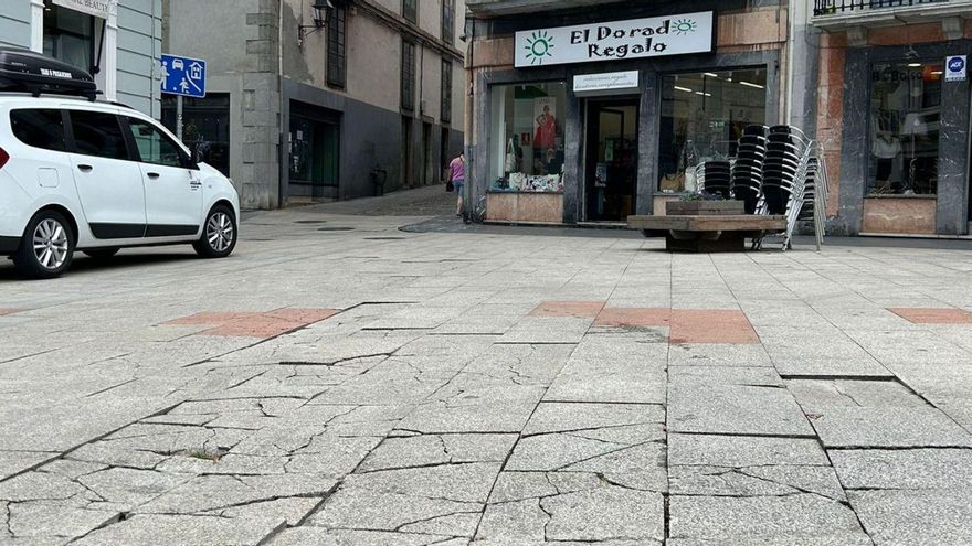 Pavimento urbano del centro de la villa que será sustituido con la actuación que ha licitado el Ayuntamiento. | A. P.
