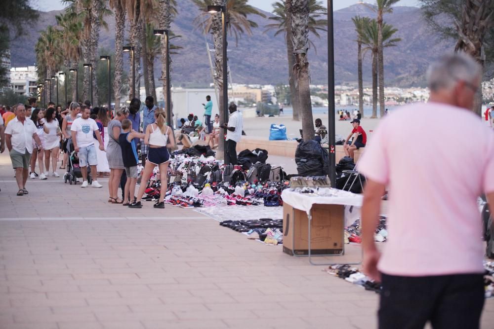 Mig miler de manters ocupen un quilòmetre del passeig Marítim de Roses