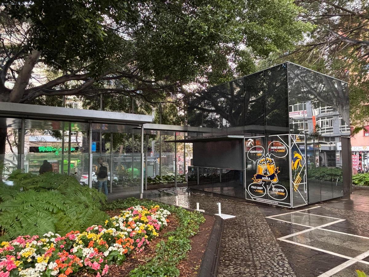 Imagen del quiosco bar de la plaza Weyler cerrado.